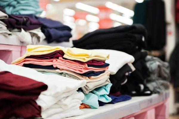 Mağaza raflarında birçok farklı kıyafetler.