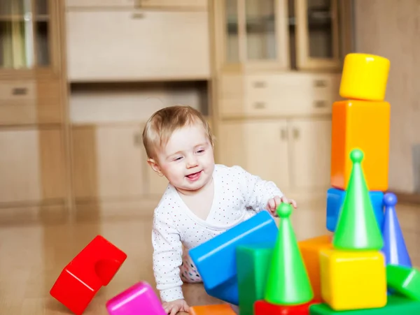 Bayi Bermain Dengan Kubus Plastik Lantai Kamar — Stok Foto