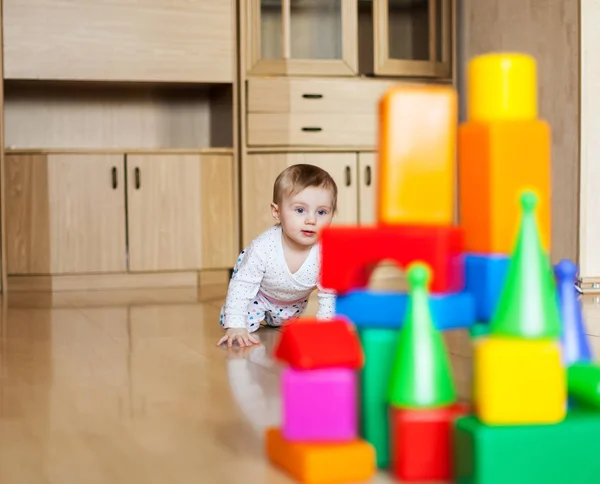 Bayi Bermain Dengan Kubus Plastik Lantai Kamar — Stok Foto