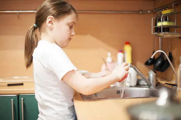 Дівчина Восьми Миючих Посуду Кухонній Мийці — стокове фото