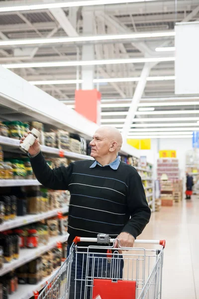 Starszy Człowiek Wózku Supermarkecie Między — Zdjęcie stockowe