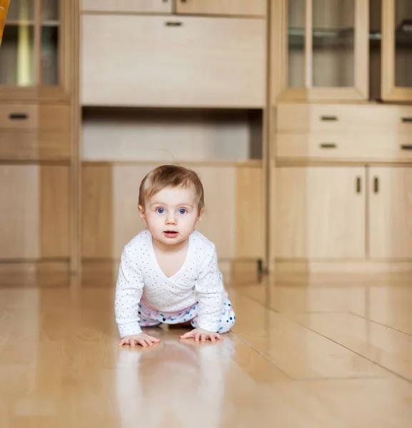 Niño Pequeño Meses Arrastrándose Suelo Casa —  Fotos de Stock