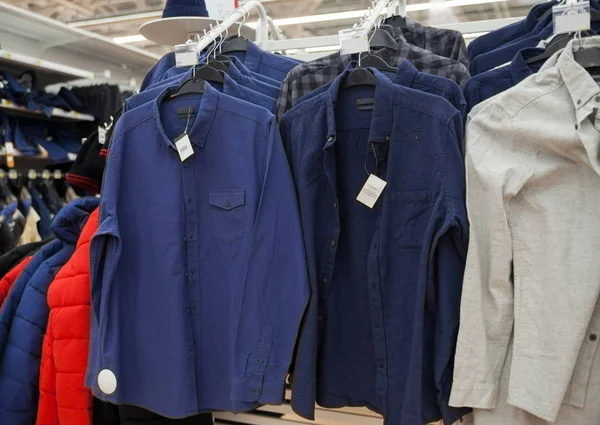 Рубашки Вешалках Магазине Одежды — стоковое фото