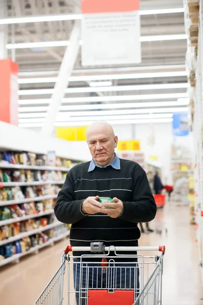 Anciano Con Carro Supermercado Entre — Foto de Stock