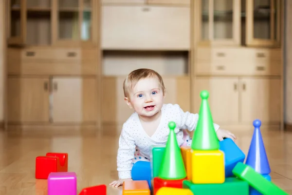 Bayi Bermain Dengan Kubus Plastik Lantai Kamar — Stok Foto