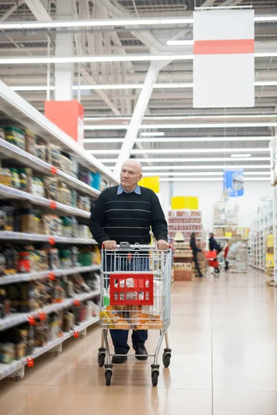 Starszy Człowiek Wózku Supermarkecie Między — Zdjęcie stockowe