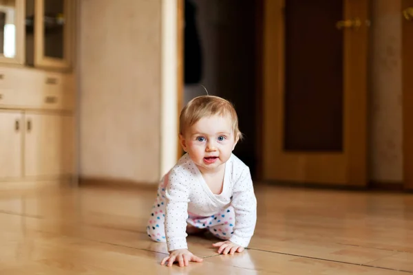 Bambino Imparare Strisciare Sul Pavimento Camera — Foto Stock