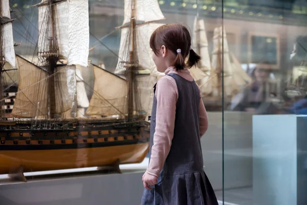 7 yıl sergiler Müzesi'nde okuyan kız.