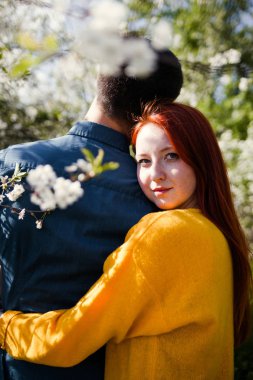 genç bir çift bahar bahçe. 