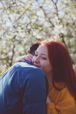 Tarihte bahar öğleden sonra Romantik Çift.