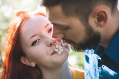 güzel genç çift bahar Parkı. 