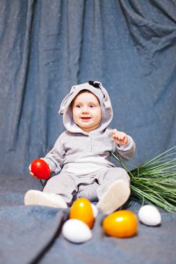 küçük bebeği tavşan tulum ve Paskalya yumurtası.