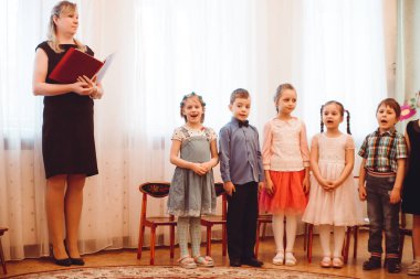 Güzel kıyafetler içinde küçük çocuklar spri bayram kutluyoruz