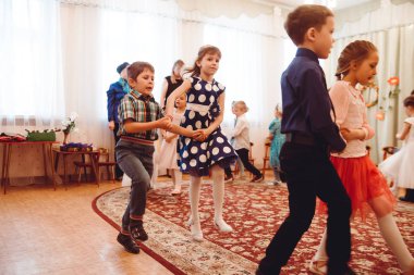 Güzel kıyafetler içinde küçük çocuklar Bahar Bayramı kutlamak