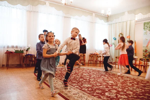 Malé děti v krásném oblečení oslavit mezinárodní den žen — Stock fotografie