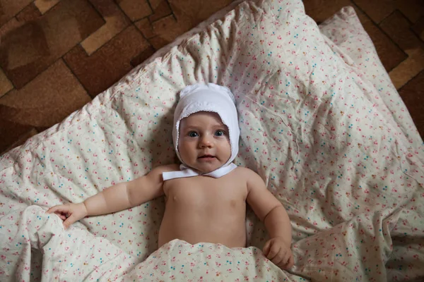 Гола дитина трьох місяців лежить на ковдрі . — стокове фото