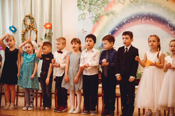 Дети в красивых нарядах отмечают праздник весны в k — стоковое фото