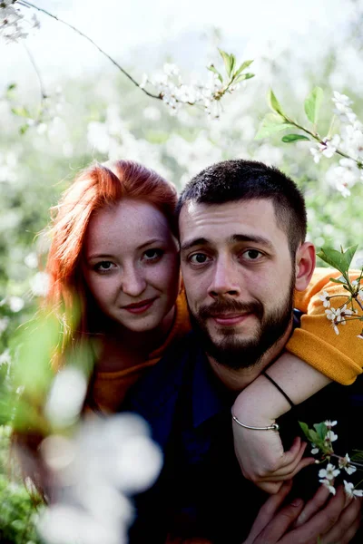 Retrato de belo casal jovem — Fotografia de Stock