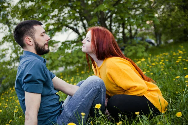 Romantiska par på datum under våren — Stockfoto