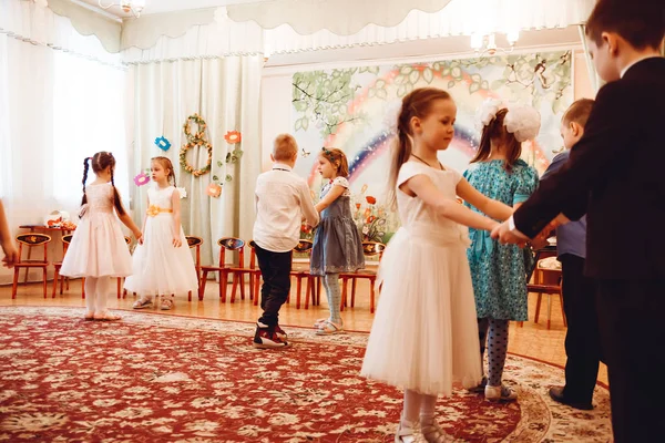 Дети в красивых нарядах празднуют праздник весны в родне — стоковое фото
