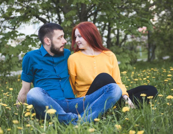 Retrato de belo jovem casal no parque . — Fotografia de Stock