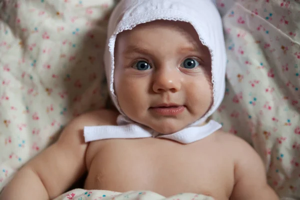 Portrait of   baby in   white cap — Stock Photo, Image