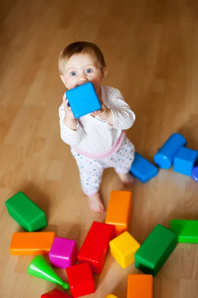 Bebé con diseñador multicolor en casa —  Fotos de Stock