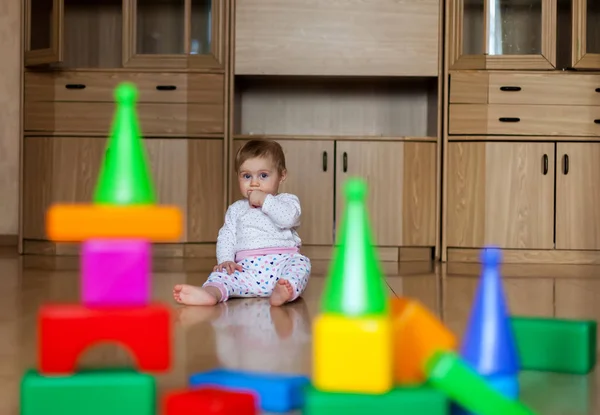 Niño de 9 meses jugando en el piso de la casa . —  Fotos de Stock