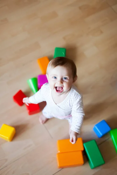 9 hónapos gyermek játszik a ház padlóján. — Stock Fotó