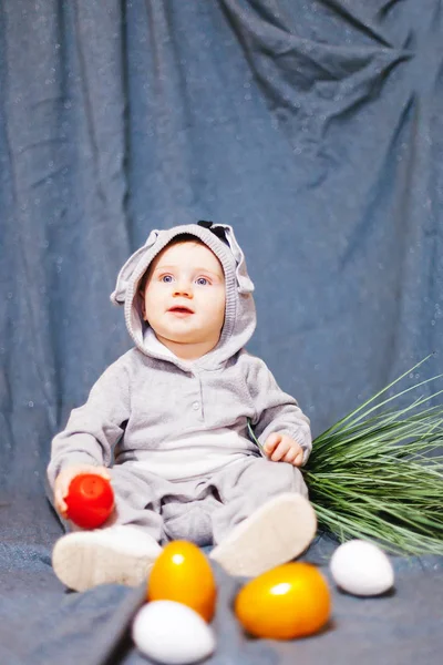 Дитина в костюмі зайця і великодні яйця . — стокове фото