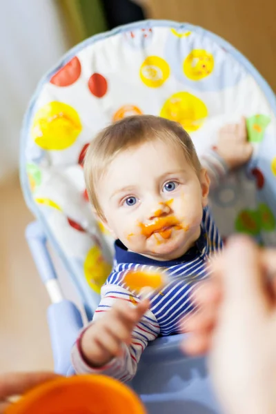 Padre Che Nutre Piccolo Bambino Con Purea Verdure Dietro Sedia — Foto Stock