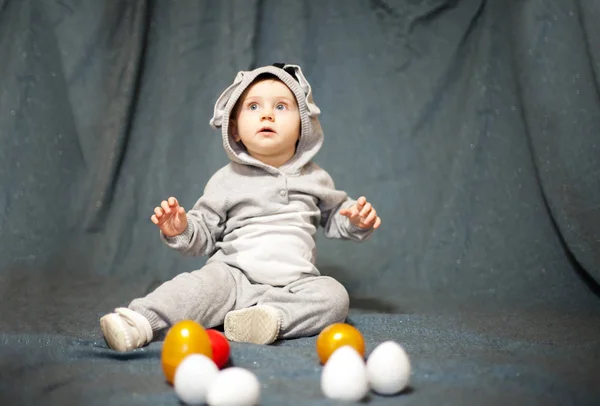 Маленька дитина в костюмі зайця і великодні яйця . — стокове фото