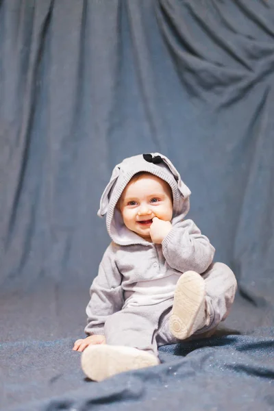 Pequeno bebê em lebre macacão — Fotografia de Stock