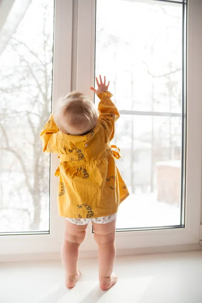 창문 근처 위험 한 위치에 있는 아기. — 스톡 사진