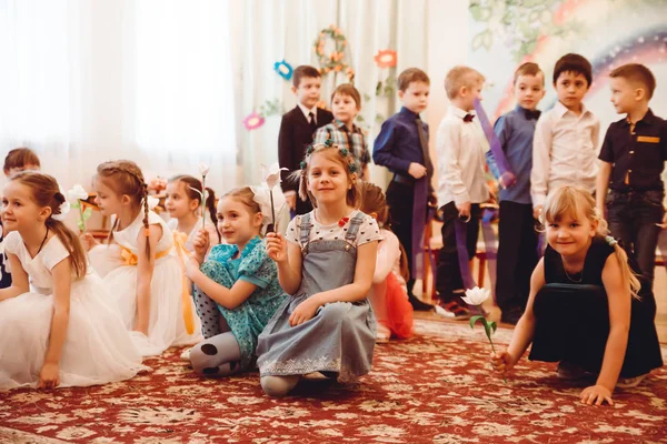 Güzel kıyafetler içinde küçük çocuklar uluslararası Wom kutlamak — Stok fotoğraf