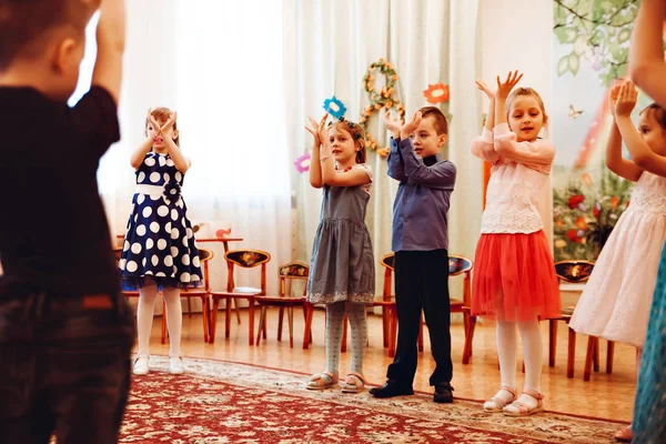Маленькие дети в красивых нарядах празднуют Международный Wom — стоковое фото