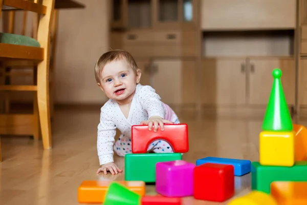 Bebé con diseñador multicolor en casa —  Fotos de Stock