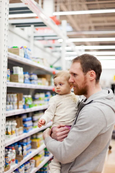 Padre Joven Con Pequeño Bebé Compras Supermercado — Foto de Stock