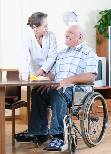 Enfermeira Cuidando Homem Idoso Cadeira Rodas — Fotografia de Stock