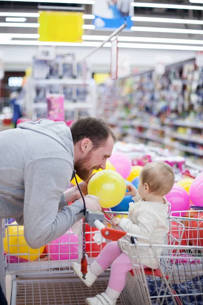 Fiatal Apa Kis Bébi Vásárlás Szupermarketben — Stock Fotó