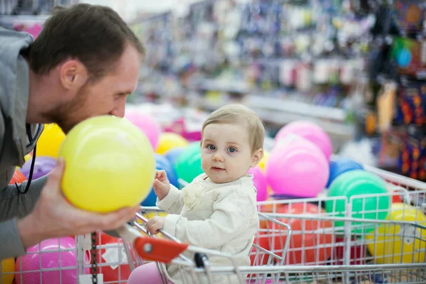Ayah Dengan Anak Kecil Memilih Barang Rak Rak Supermarket — Stok Foto