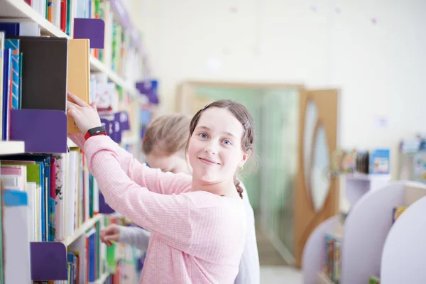 Летняя Девочка Выбирает Книгу Библиотеке — стоковое фото