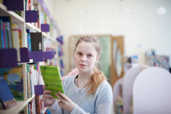 Teenager Der Nähe Von Bücherregalen Bibliothek — Stockfoto