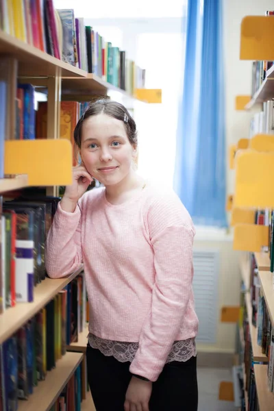 Симпатична Дівчина Підліток Громадській Бібліотеці Біля Полиць Книгами — стокове фото