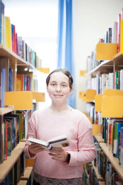 Симпатична Дівчина Підліток Громадській Бібліотеці Біля Полиць Книгами — стокове фото