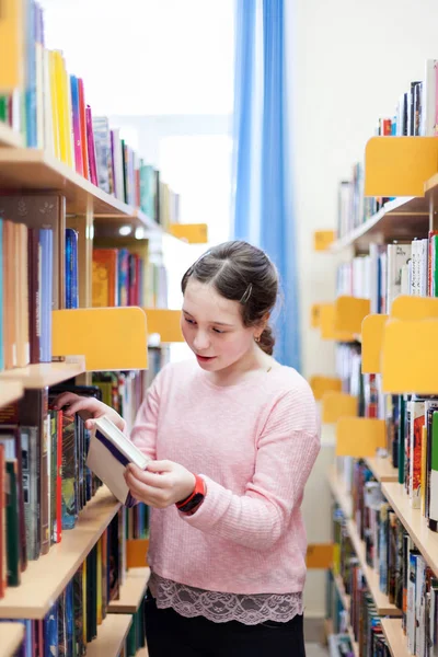Летняя Девочка Выбирает Книгу Библиотеке — стоковое фото