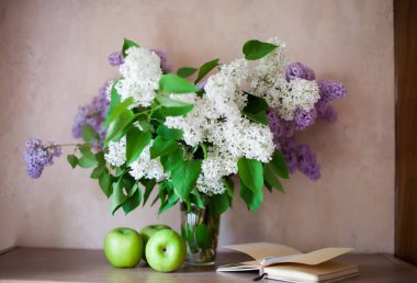 Masada beyaz ve menekşe leylak ile natürmort