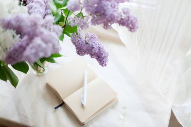 Açık arka planda cam vazo lila güzel buket