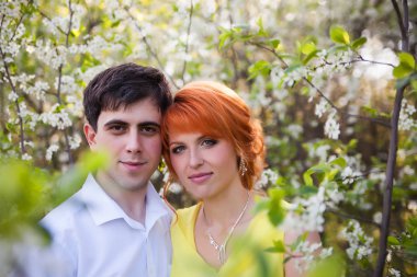 Çiçekli bahçeleri zemin karşı güzel evli çift portresi. 