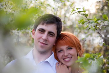 Çiçekli bahçeleri zemin karşı güzel evli çift portresi. 